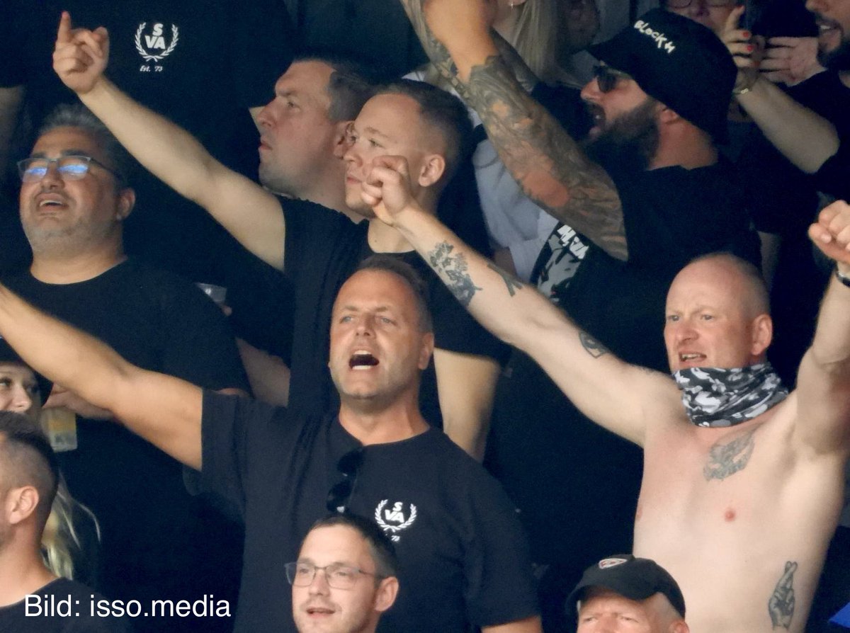 afdwatchbremen's tweet photo. Beim heutigen DFB-Pokal spielte der SV Atlas Delmenhorst gegen den FC St. Pauli. Im VIP-Bereich durfte die braune Rotlicht-Größe Stefan Ahrlich platz nehmen. Im Fanblock zahlreich Neonazis, darunter der KC-Sänger Hannes Ostendorf. St. Pauli Fans skandierten „Nazis raus“. #fckAfD https://t.co/U5IOWVmD7a