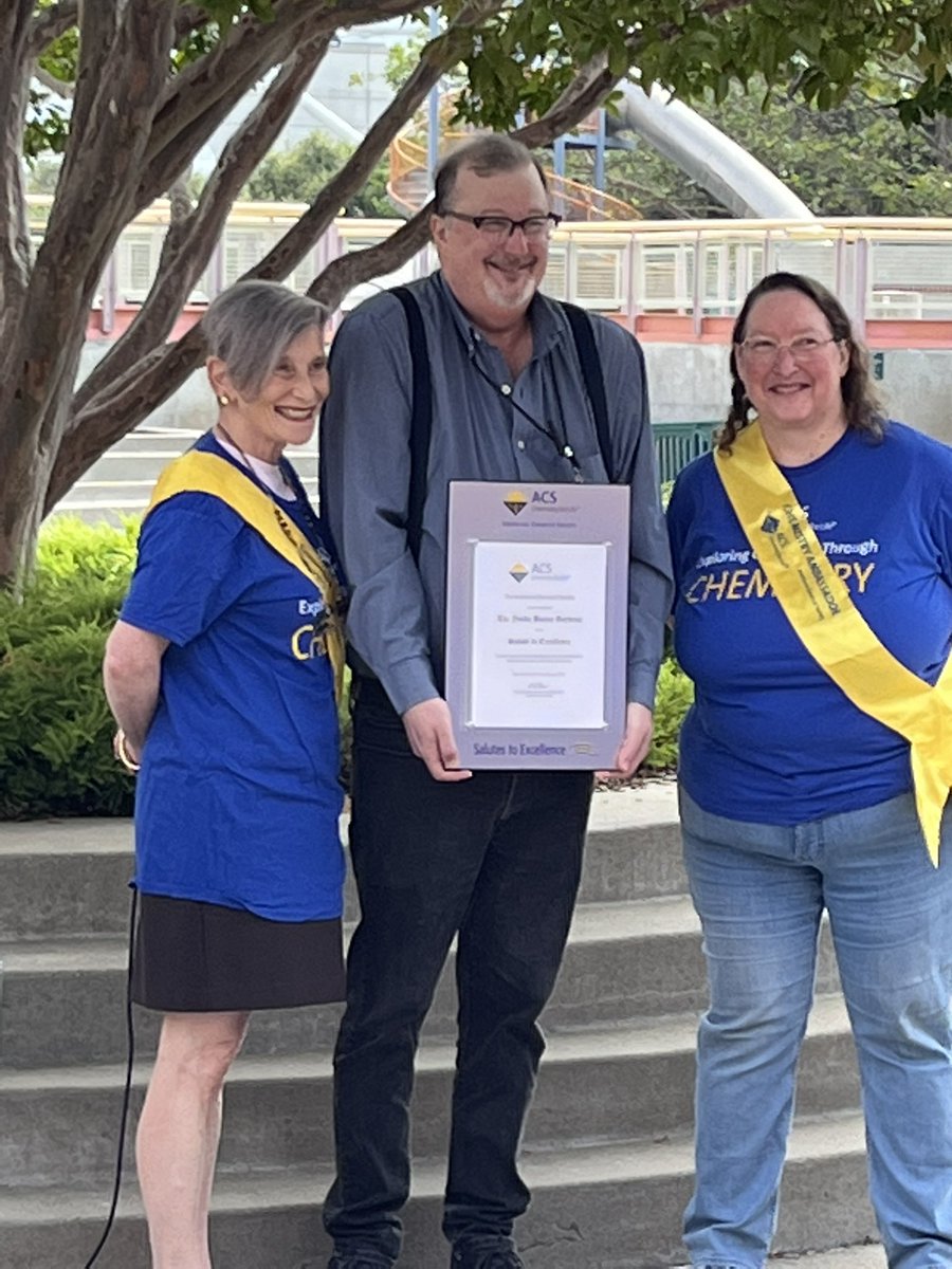 AmerChemSociety's tweet photo. ACS President @judygiordan &amp; ACS Committee on Community Activities Chair Lori Stepan present Dave Garrett an ACS Salute to Excellence Award recognizing @creativitykids &amp; Yerba Buena Gardens for their partnership in #ACSKidsZone https://t.co/IjRuZfc4gl