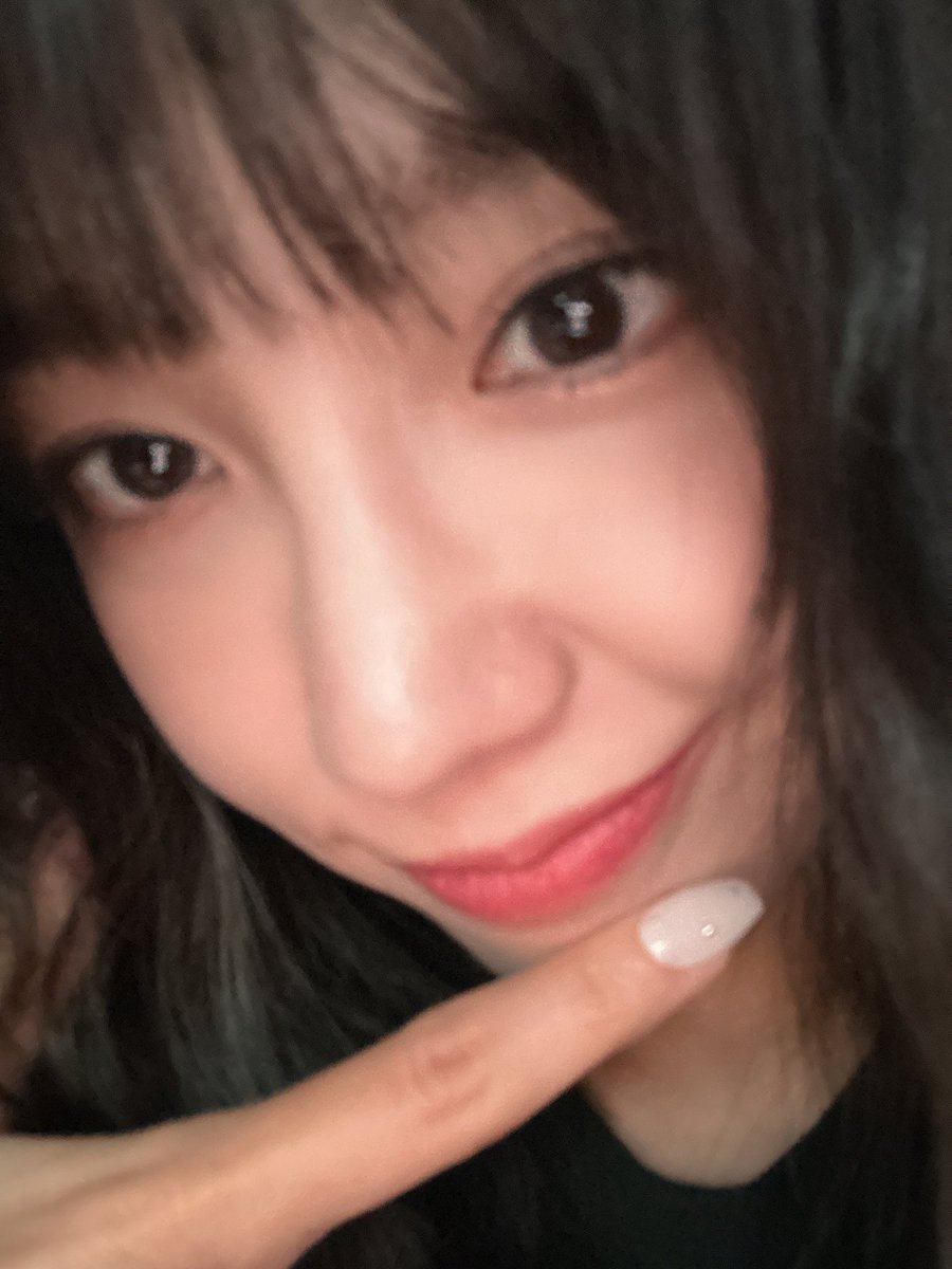 _geong_'s tweet photo. 정은지 이 밤에 깜찍이 행동하네 🤍🖤 https://t.co/IfxUf3AU3N
