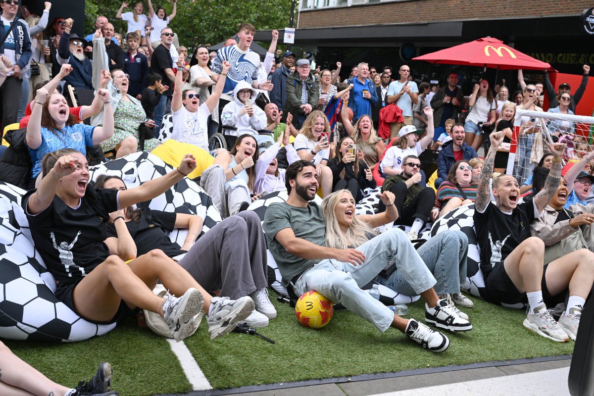 Great @McDonaldsUK event in St Albans today watching the @Lionesses game. Into the semis we go!!! 😅