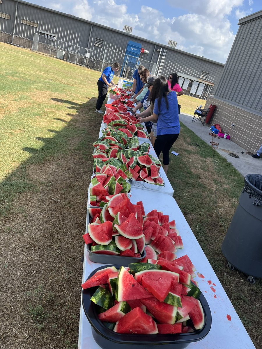 NCFBooster's tweet photo. 🦅New Caney Eagles 2k23 scrimmage!!! The Eagles are ready to soar!!! Thanks to all of the parents that helped setup and  cut up the watermelon 🍉!!!! #wearenewcaney #watermelonfeed https://t.co/kBj4CXaJ1z