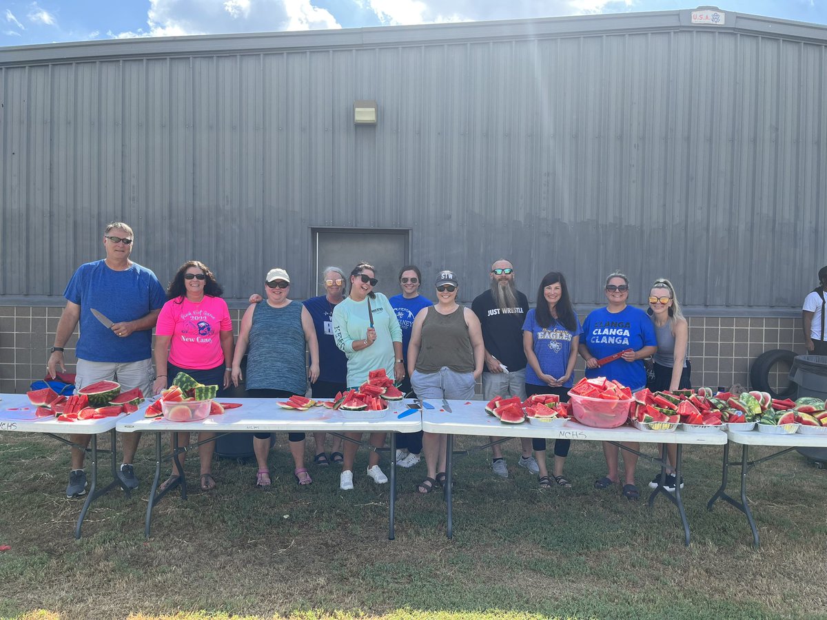 NCFBooster's tweet photo. 🦅New Caney Eagles 2k23 scrimmage!!! The Eagles are ready to soar!!! Thanks to all of the parents that helped setup and  cut up the watermelon 🍉!!!! #wearenewcaney #watermelonfeed https://t.co/kBj4CXaJ1z