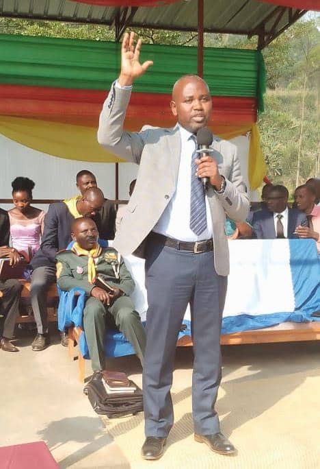 GakenkeDistrict's tweet photo. Uyu munsi:Umuyobozi w'Akarere  w'Agateganyo @AimeNiyonsenga 
yitabiriye Amateraniro yateguwe n'Itorero ry'Abadiventisiti b'Umunsi wa Karindwi mu Karere ka Gakenke,amateraniro yahuje Abizera bagera ibihumbi 10. 

Mu butumwa yabagejejeho yabasabye gukomera ku Bumwe bw'Abanyarwanda, https://t.co/eqGW83jTYU