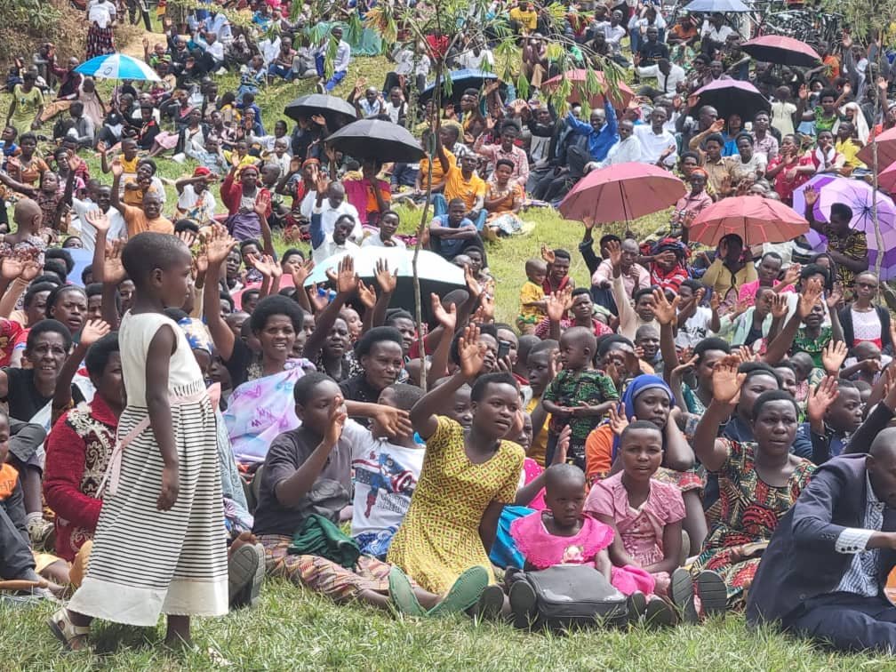 GakenkeDistrict's tweet photo. Uyu munsi:Umuyobozi w'Akarere  w'Agateganyo @AimeNiyonsenga 
yitabiriye Amateraniro yateguwe n'Itorero ry'Abadiventisiti b'Umunsi wa Karindwi mu Karere ka Gakenke,amateraniro yahuje Abizera bagera ibihumbi 10. 

Mu butumwa yabagejejeho yabasabye gukomera ku Bumwe bw'Abanyarwanda, https://t.co/eqGW83jTYU