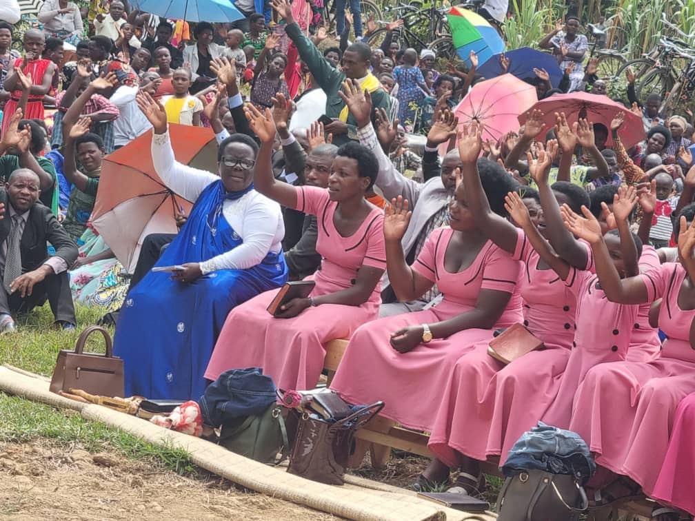 GakenkeDistrict's tweet photo. Uyu munsi:Umuyobozi w'Akarere  w'Agateganyo @AimeNiyonsenga 
yitabiriye Amateraniro yateguwe n'Itorero ry'Abadiventisiti b'Umunsi wa Karindwi mu Karere ka Gakenke,amateraniro yahuje Abizera bagera ibihumbi 10. 

Mu butumwa yabagejejeho yabasabye gukomera ku Bumwe bw'Abanyarwanda, https://t.co/eqGW83jTYU