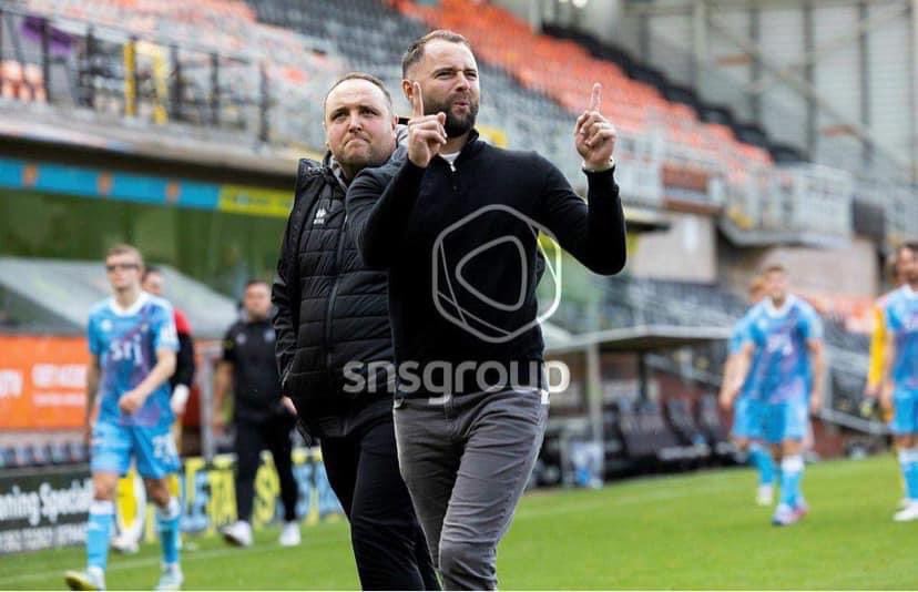 Who’s that lying on the dens park, who’s that lying on the floor? Looks like James
McPake to me and he’s gon and fucked his knee and he won’t be playing for Dundee anymore…🎶
