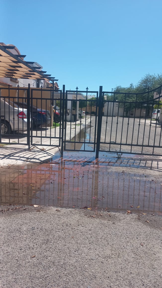 Buenos días, <a href="/aguahermosillo/">Agua de Hermosillo</a>. Tenemos una fuga de agua potable en la Privada Florent en la colonia Montecarlo. Personal acudió pero no han vuelto.

El número de reporte es el 102153. 

Agradeceremos su pronta atención.