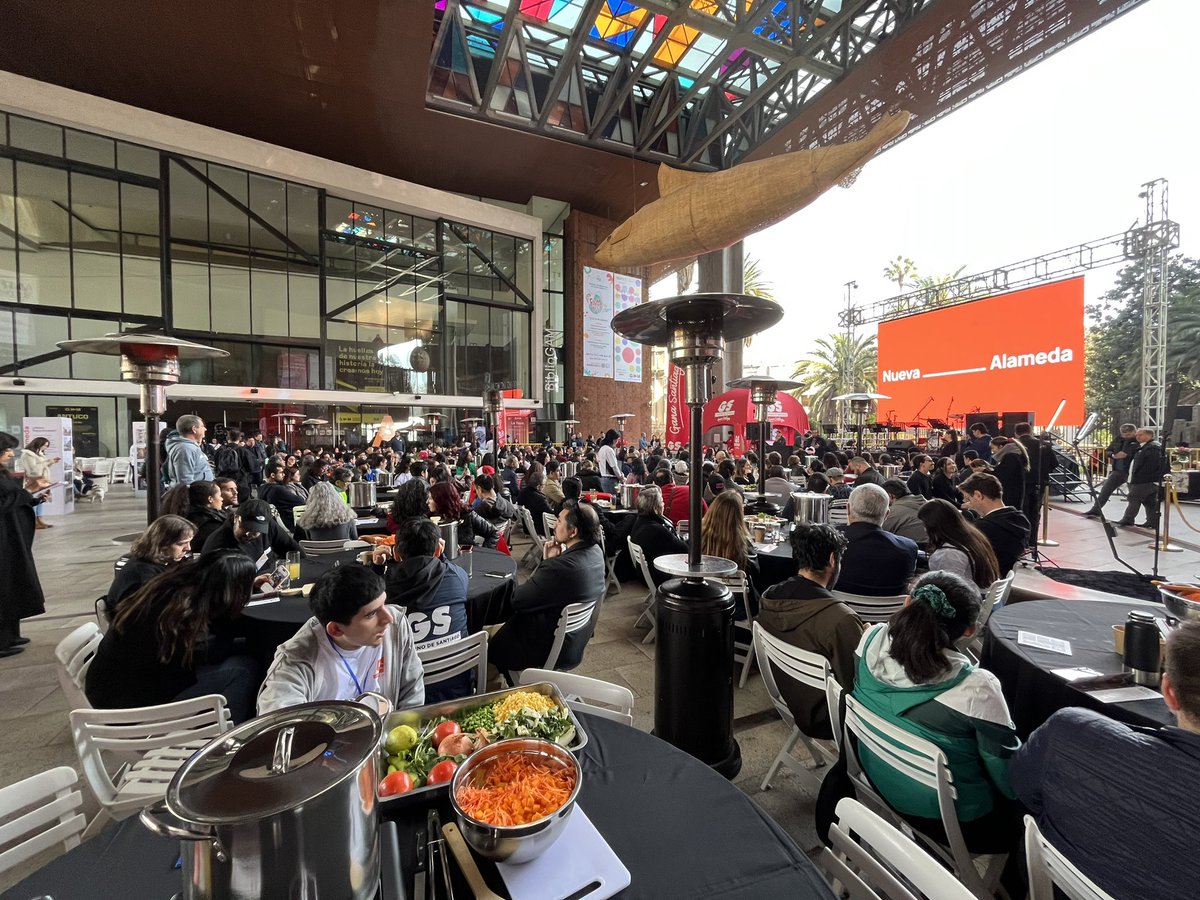 Me sube el ánimo que haya espacios de participación y encuentro para conversar cómo nos gustaría que fuera nuestra ciudad. Gracias por lo de hoy  @gore_santiago @CiudadEmergente  #NuevaAlameda