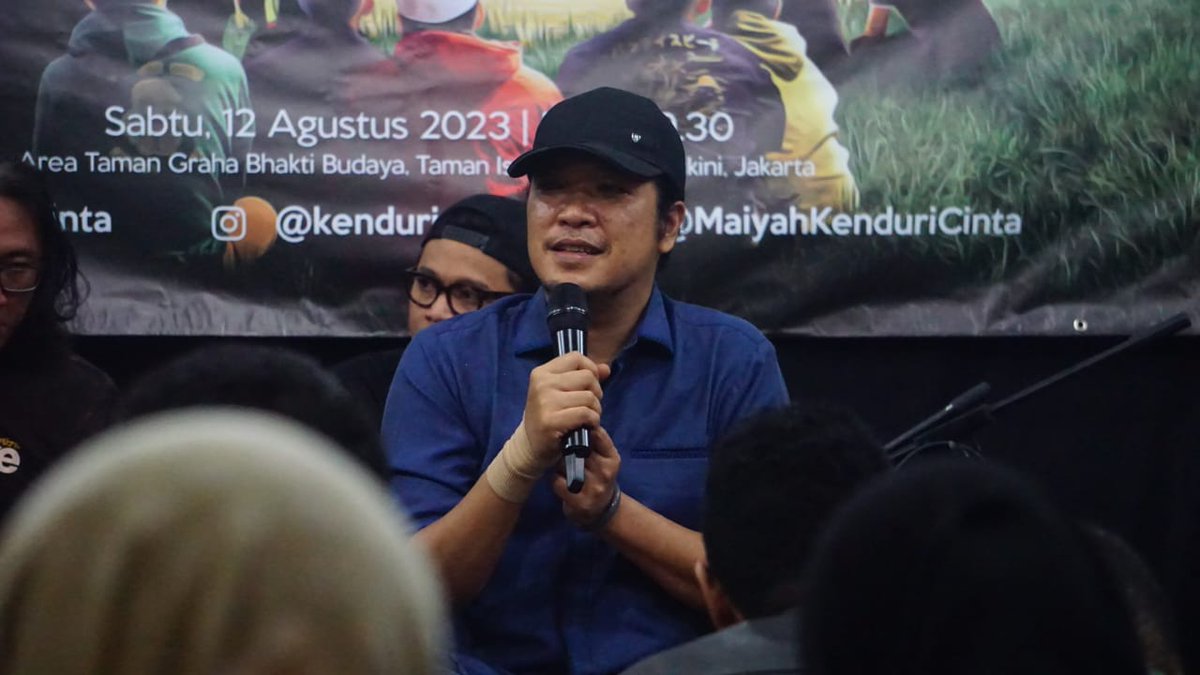 FahmiAgustian's tweet photo. "Maiyah mendukung manusia". 

—Sabrang MDP

#KCAgustus https://t.co/c19V98FAtw