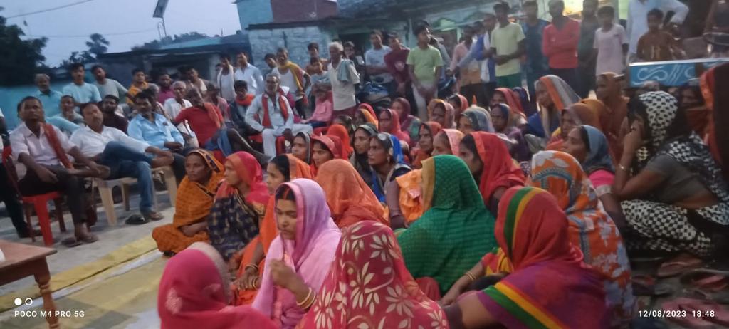 lsba_gopalganj's tweet photo. आज  ग्राम पंचायत राज हुस्सेपुर प्रखंड भोरे में संध्या चौपाल का आयोजन किया गया । प्रखंड एवं पंचायत स्तरीय पदाधिकारी  मुखिया जी तथा वार्ड सदस्य, जीविका दीदी, डिलर एवं स्वच्छता कर्मी तथा ग्रामीण जनता सम्मिलित हुए। @Dist_Gopalganj @IPRD_Bihar @DdcGopalganj @LSBA_Bihar @SBMGramin https://t.co/tCaLvdXlQ8