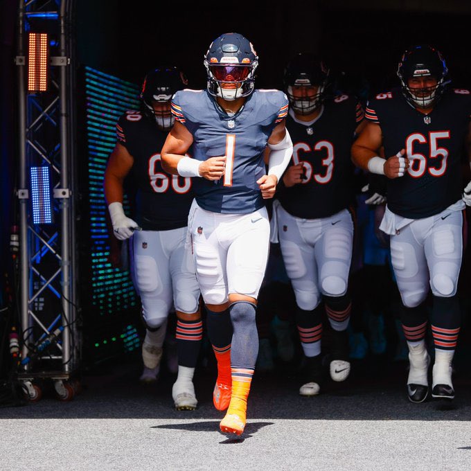 Justin Fields on his only two drives today: 🐻 3-3 🐻 129 yards 🐻 2 TDs 🐻 158.3 passer rating (📸: @ChicagoBears)