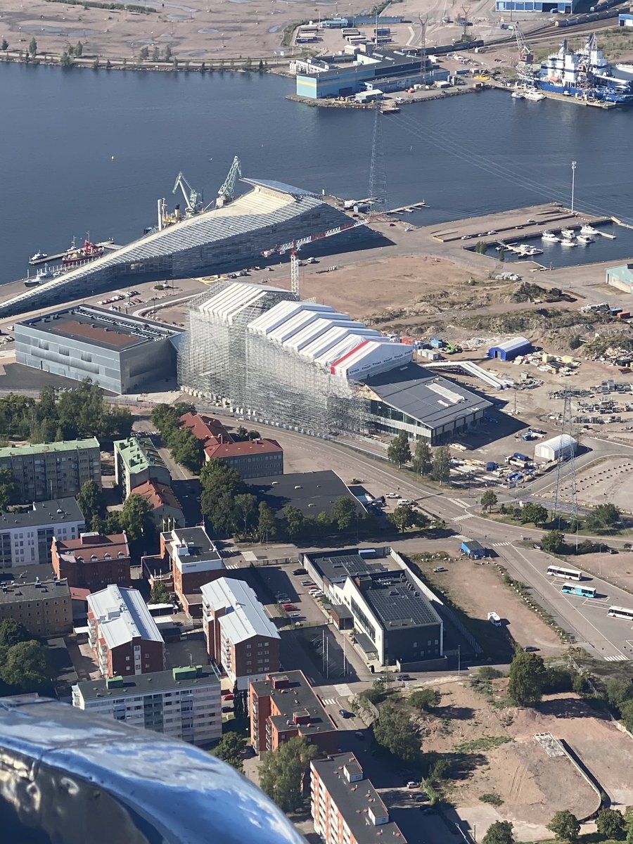 Vapaapäivän hienoja hetkiä: Kymin ilmailupäivänä pääsi näkemään <a href="/xamkfi/">Xamk</a> uuden, Kotkan Kantasatamaan rakentuvan kampuksen työmaan uudesta perspektiivistä. Siellä se telttakatosten alla valmistuu!