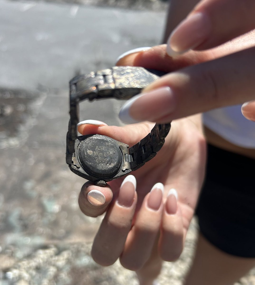 FilmThePoliceLA's tweet image. The hands of someone who “searched desperately through the wreckage.”