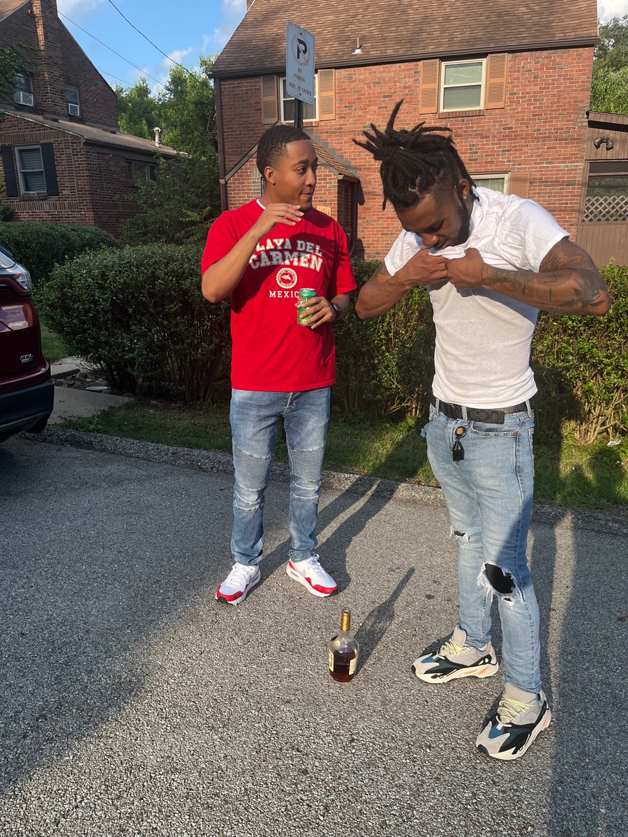 Freaky_Russ's tweet image. Lil cuddy really a doctor 💪🏾👨🏽‍⚕️