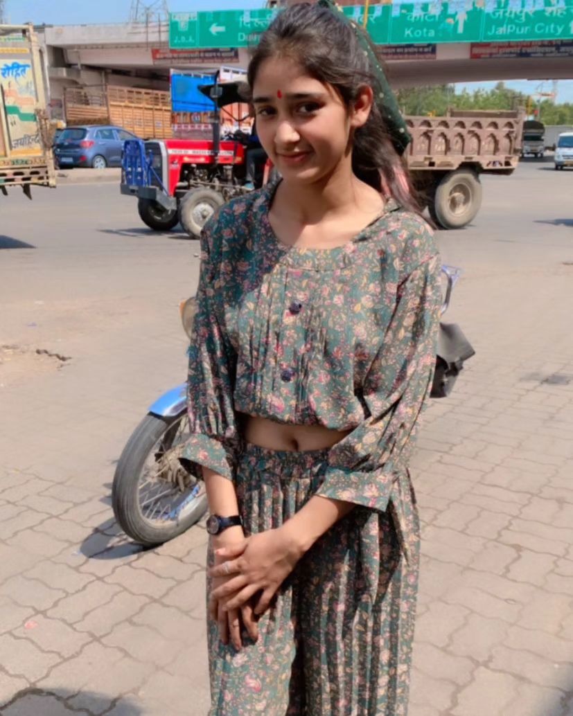 futurism_01's tweet photo. Koi mujhe date pe le chalo❣️ https://t.co/uPVIIUE2DN