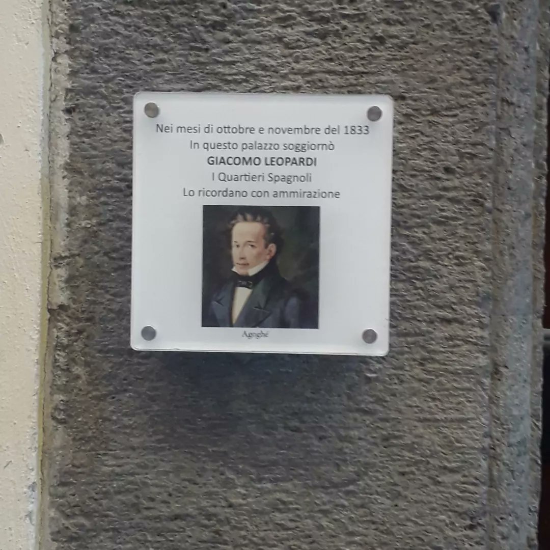 lorenzo94palmer's tweet image. 1" Qualcuno e i suoi passi/dentro il suono che fa l’alba/una specie di rumore/una sorta di stupore/un momento dopo l’altro/un piede dopo l’altro" (Gianni #Montieri) 
2. Quello che si dice un giovane favoloso... 
3. Profondo selfie napoletano (e vulcanico)

#Napoli #poesia