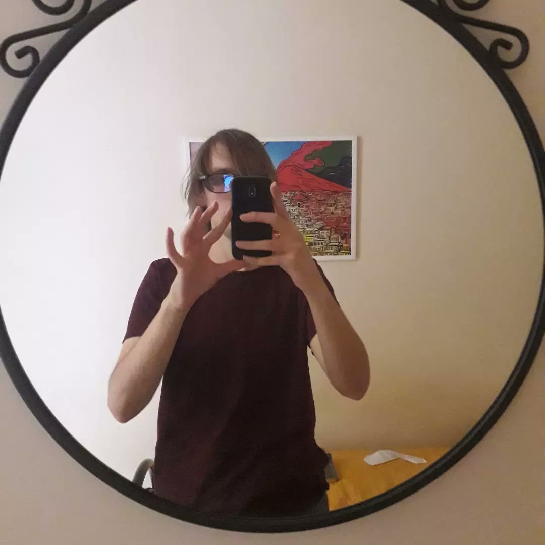 lorenzo94palmer's tweet image. 1" Qualcuno e i suoi passi/dentro il suono che fa l’alba/una specie di rumore/una sorta di stupore/un momento dopo l’altro/un piede dopo l’altro" (Gianni #Montieri) 
2. Quello che si dice un giovane favoloso... 
3. Profondo selfie napoletano (e vulcanico)

#Napoli #poesia