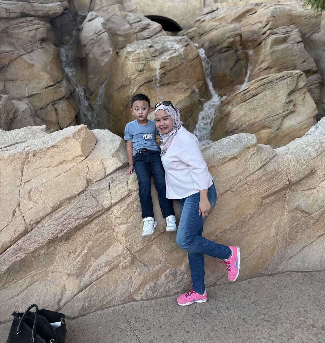 BisdakV's tweet photo. Enjoying our weekend celebrating our kiddo’s 5th birthday where else but in the world’s largest aquarium- SeaWorld Abu Dhabi. 

#life #love #hope #family #AbuDhabi #UAE #weekendbonding https://t.co/sTCluL3hZb