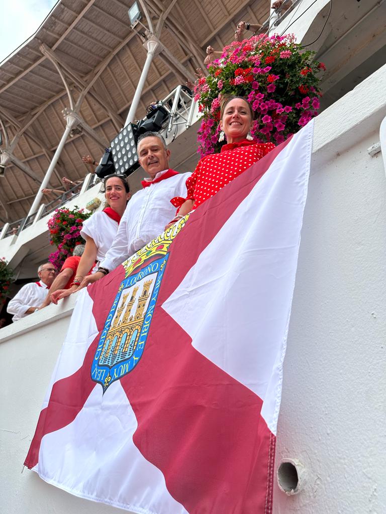 AytoLogrono's tweet photo. 🔸La bandera de Logroño, presente en la despedida de El Juli en la plaza de toros de Dax.
🔸Los alcaldes de ambos municipios han asistido a este festejo taurino en el marco de la visita oficial de Conrado Escobar a la ciudad francesa. https://t.co/eufkbgfBhL