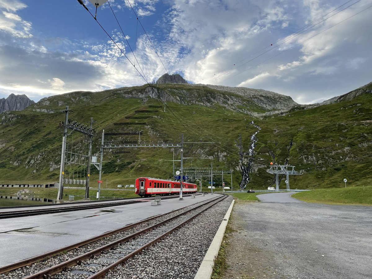 NiklasHoth's tweet photo. Letzter Zug des Tages am Oberalppass https://t.co/KsREEJ6hwp