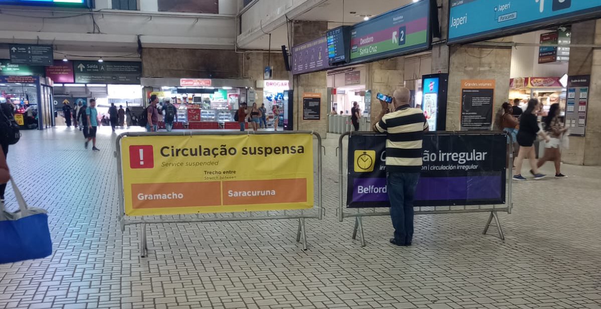 No fim de semana a população periférica não tem o direito de circular pela cidade?

<a href="/SuperVia_trens/">SuperVia</a> 

⚠️Central do Brasil com circulação dos trens suspensa para ramal Saracuruna