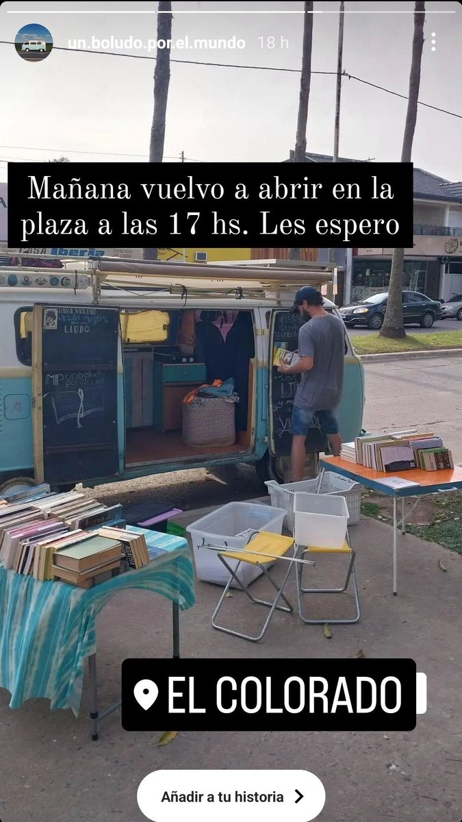 El viernes entre tantos carteles de la "sucia política" frente a la plaza, me encontré un tipo que viaja por el mundo y vende libros (muy buen precio)... Hoy vuelve a estar por si a alguien le interesa. En medio de tanto para críticar, hay cosas buenas..