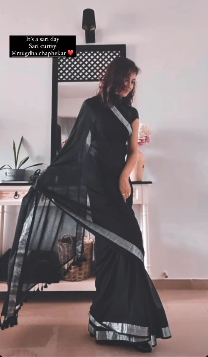 ssritijhafc's tweet photo. You should share more photos.❤️❤️ I'm not satisfied!!!😭😭🤗
#sritijha #sritians #sariday https://t.co/HFISISf2PT