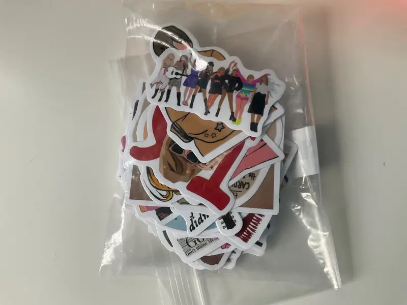 📢GIVEAWAY SET OF 52 TAYLOR SWIFT STICKERS!!📷   
- 5 people win set this!!  
- Must be following  
- Must rt and like this tweet!!
- Choose a random number from 1-399. We will choose a random number on the random.org website and will notify the correct and earliest