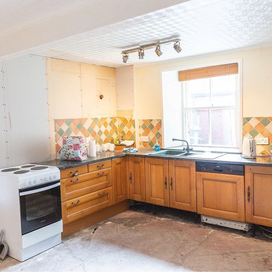 GrahamandBrown's tweet image. Mink Lashes is the ideal paint shade for creating a calming and airy space like this one ☁️

📷 @theholliesretreats_highland

#kitchenideas #neutralkitcheninspiration #paintedkitchen