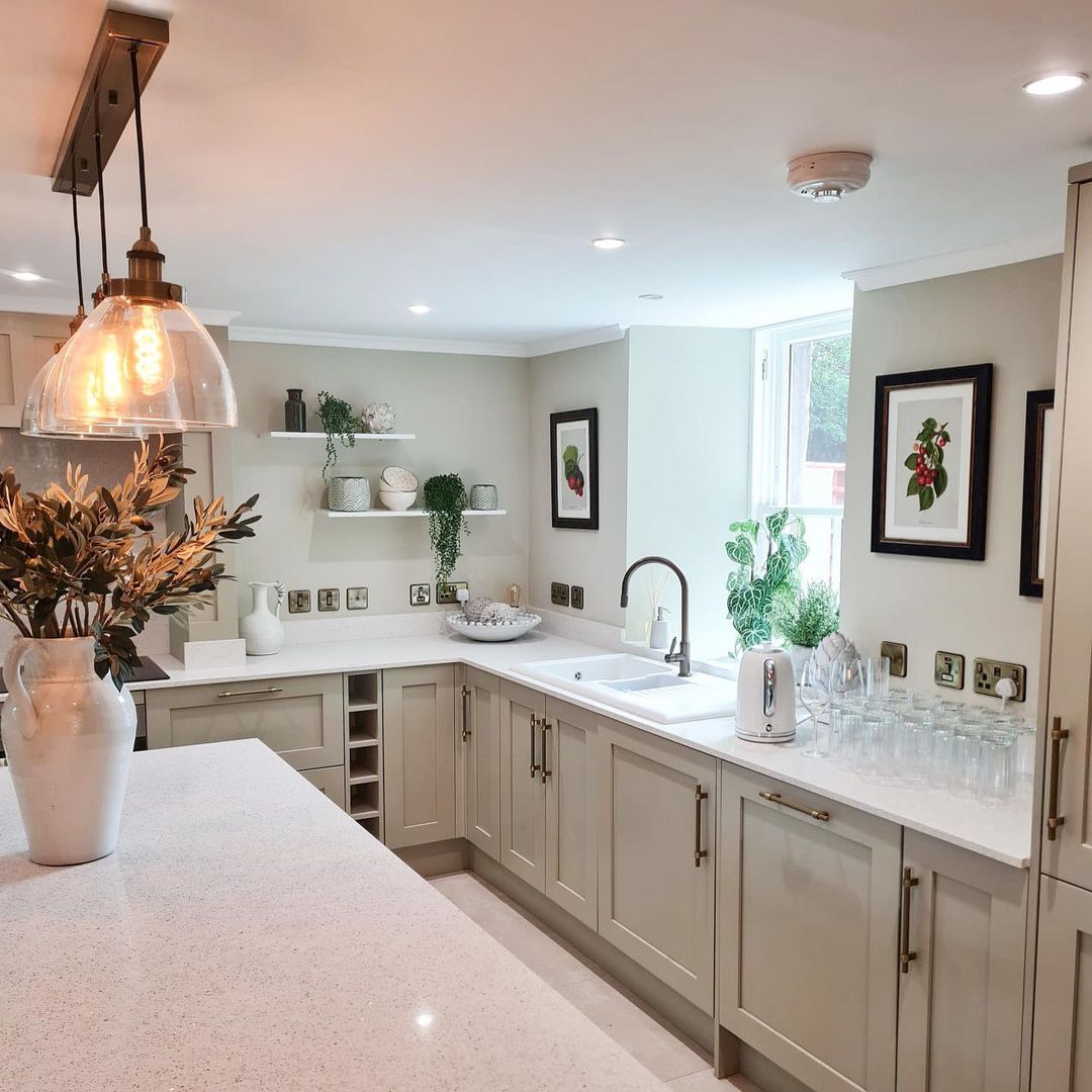 GrahamandBrown's tweet image. Mink Lashes is the ideal paint shade for creating a calming and airy space like this one ☁️

📷 @theholliesretreats_highland

#kitchenideas #neutralkitcheninspiration #paintedkitchen