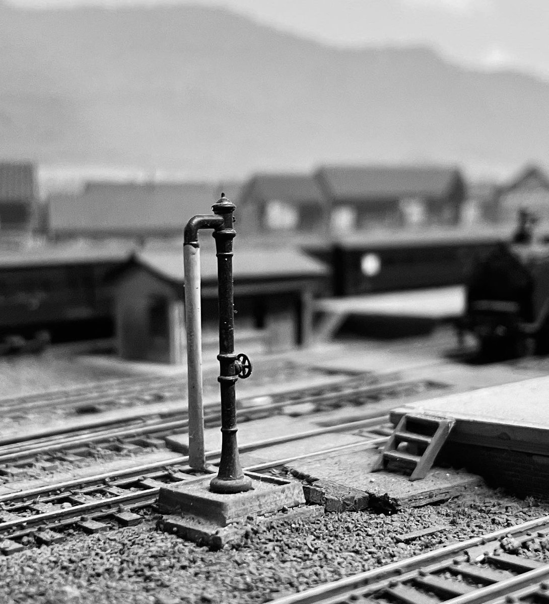 shamu0113's tweet photo. 旧作から モノクロの風景
#鉄道模型  #ジオラマ #nゲージ #追憶の街 #昭和の情景 #モノクロの世界 #駅裏の路地 #駅前の大きな木 #スポート #シーナリィガイド的な #modelrailroad #modelrailroadlayout #japanesemodelrailway #dyorama https://t.co/pmzBHE2eXR
