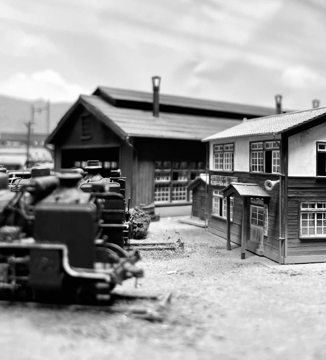 shamu0113's tweet photo. 旧作から モノクロの風景
#鉄道模型  #ジオラマ #nゲージ #追憶の街 #昭和の情景 #モノクロの世界 #駅裏の路地 #駅前の大きな木 #スポート #シーナリィガイド的な #modelrailroad #modelrailroadlayout #japanesemodelrailway #dyorama https://t.co/pmzBHE2eXR