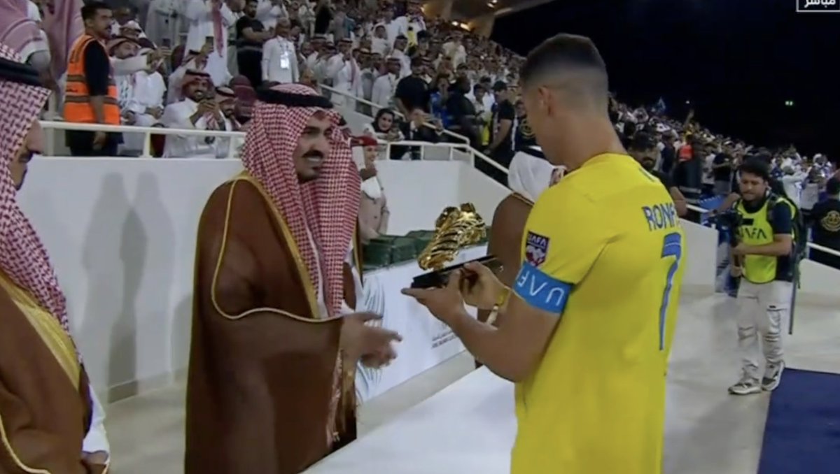 CRISTIANO RONALDO REMPORTE LE SOULIER D'OR DE LA COMPÉTITION !