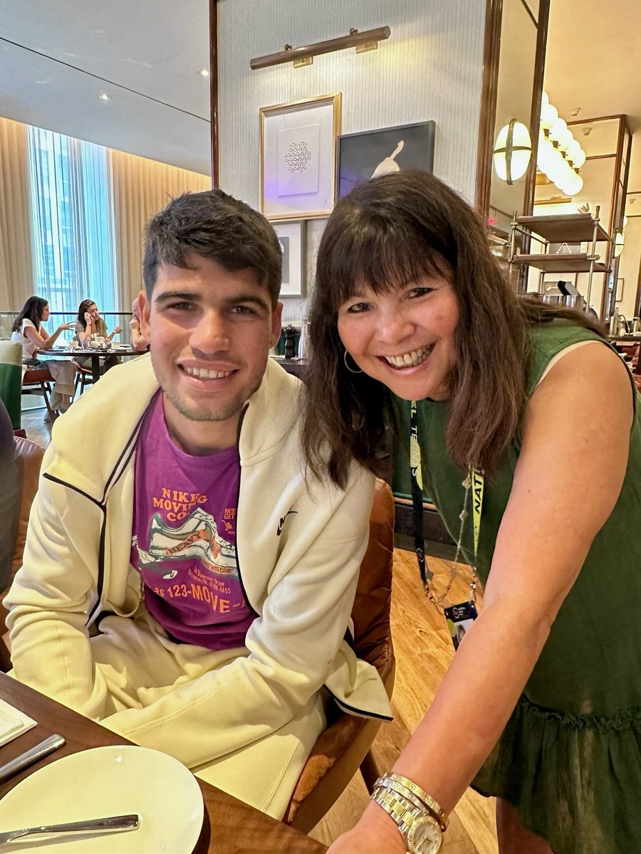 vanopentennis's tweet photo. No big deal ๐คฉ
Just @Odlum_Brown #VanOpen Tournament Chair Carlota Lee hanging out with World No. 1 Carlos Alcaraz ๐ช๐ธ at the National Bank Open in Toronto!
#vanopentennis #tenniscanada #nationalbankopen #atp https://t.co/fWqxokSEJs