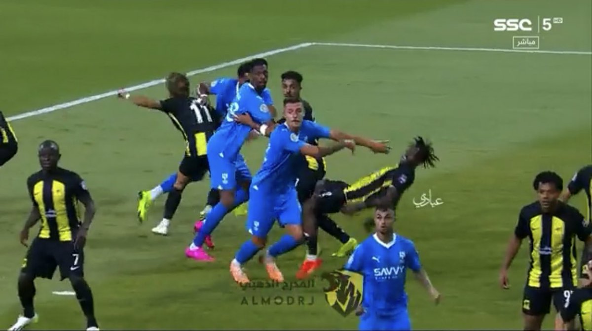 ittiaziz_'s tweet photo. ظلمتني في كاس الملك = خسرت نهائي اسيا 

ظلمتني في العربية = تخسر النهائي و مطرود منهم لاعب 

الظلم لا يدوم يا هلالي ، الدنيا دوارة ✅

انا سعيد 💛 https://t.co/FH0woeL2eX