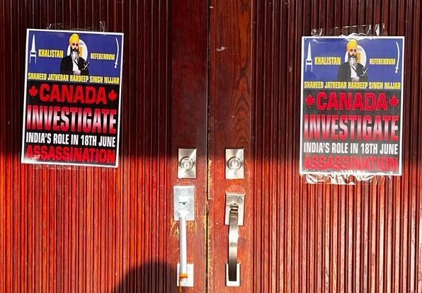 itssamonline's tweet photo. A Hateful Act: 
#Khalistanreferendum posters were purposely pasted at the main door of the Hindu Mandir @surreymandir in #Surrey #Canada at midnight to create an atmosphere of fear among Hindus.
@surreyps @SurreyRCMP #HindusUnderAttack @mikefarnworthbc @sukhdhaliwal @Dave_Eby https://t.co/oew8IdPDWm