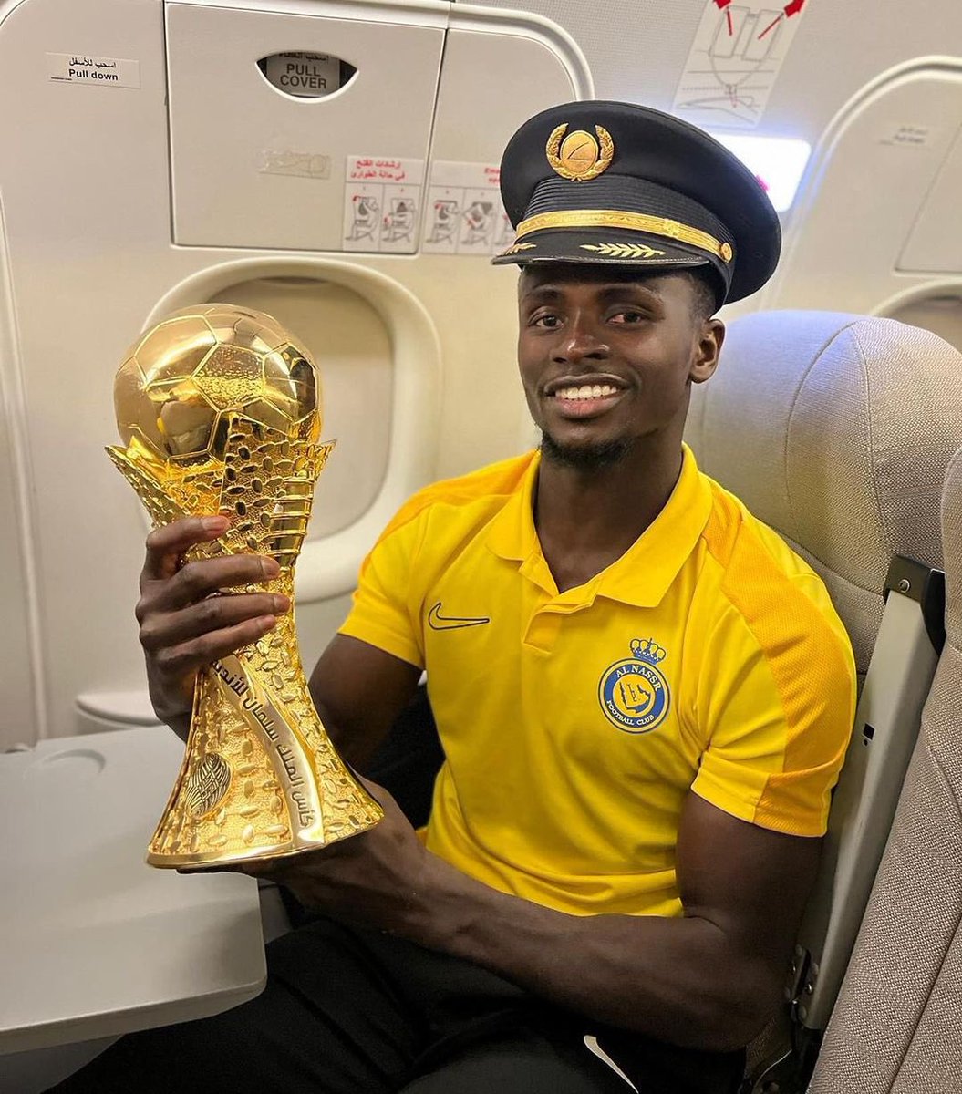 Dsports1_sn's tweet photo. Sadio Mané and the trophy 🏆😁 https://t.co/9CQUpIiNSC