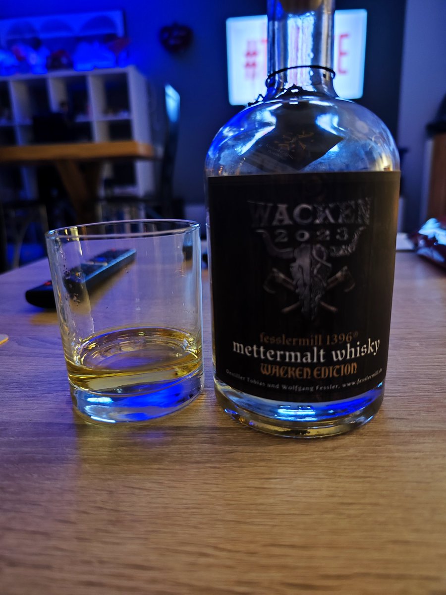 bastschoa's tweet photo. Es ist mal wieder Samstag und der #whisky muss weg...#proscht #slainte 🥃 https://t.co/obhluw5ZZp