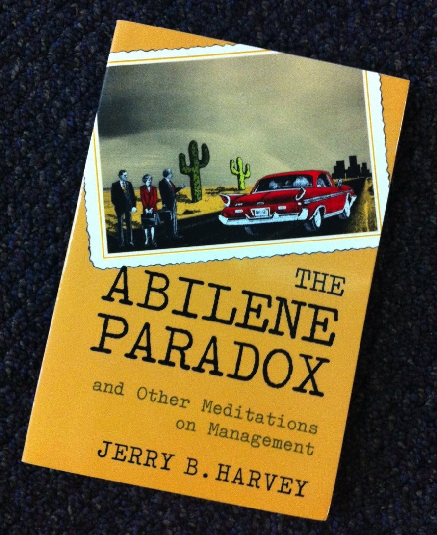 PARADOJA de ABILENE: ocurre cuando un grupo de personas sigue un curso de acción incluso cuando ninguno lo aprueba individualmente, solo por la creencia equivocada de que es lo que las otras personas quieren o porque ninguno de ellos está dispuesto a expresar sus objeciones.