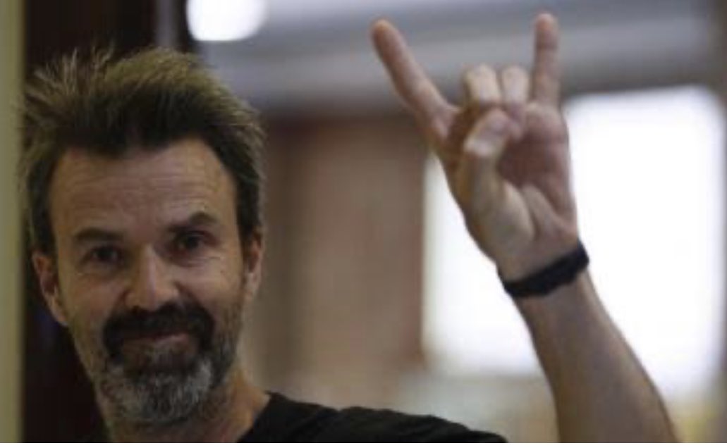 Pau Donés vocalista de Jarabe de Palo antes de partir, dejó escritos sus particulares 20 mandamientos para ser feliz: 

1. Que sepamos vivir el presente.
2. Que no perdamos el tiempo pensando en el futuro.
3. Que dejemos de creer en la suerte y creamos en nosotros mismos.
4. Que