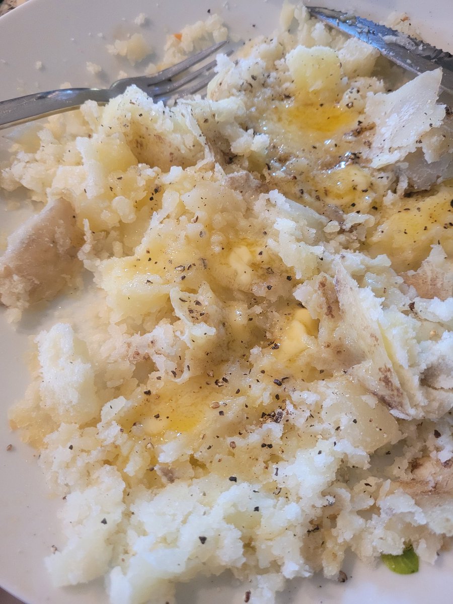 <a href="/JimmystaffordDJ/">Jimmy Stafford</a> <a href="/ballyholeyfarm/">Ballyholey Farm Shop</a> <a href="/rte/">RTÉ</a> <a href="/leegooch/">Noahs Bed Push</a> <a href="/paulmcdevitts/">Paul  Mc Devitt</a> New season Queens from Ballyholey with pepper, salt &amp; a bitta butter (ok - I like my butter!)