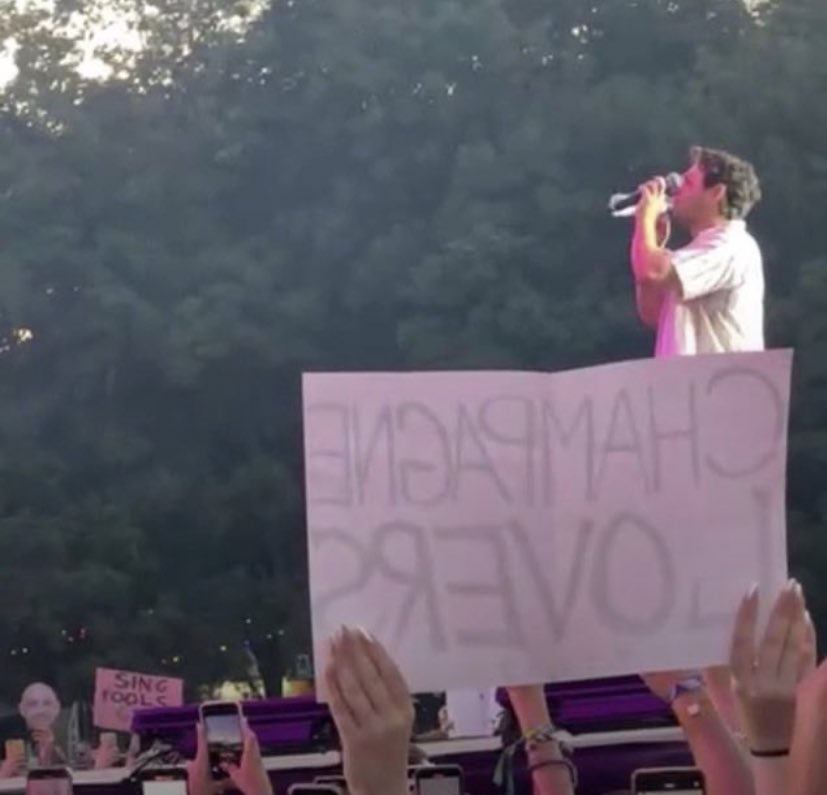 niallhprojects's tweet photo. 📸| Niall Horan estuvo leyendo carteles de los fans e ignoró el cartel que decía "champagne lovers" 😂 https://t.co/lE0x45gCj3