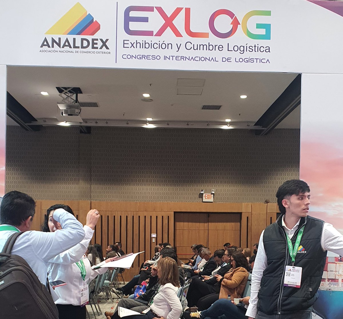HalalColombia's tweet photo. EXLOG 2023 –ANALDEX evidenció el interés por lograr la competitividad de país exportador y  la barrera entre los empresarios que apuestan por la economía del país y el atraso tecnológico, de personal y de procesos en puertos de Colombia. Barrera comercial invisible.@ExlogColombia https://t.co/CkzntuQLdd
