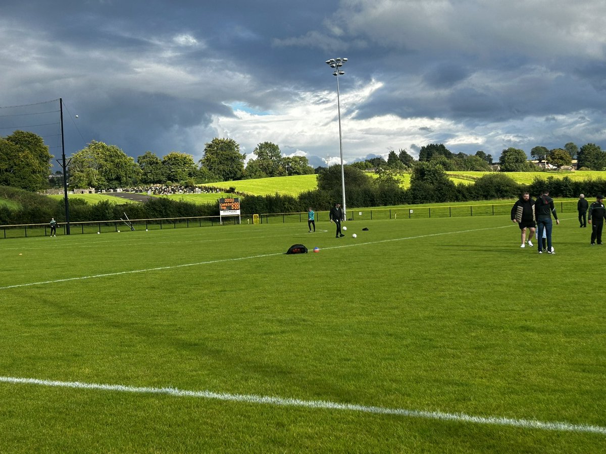 Gaelic Football, Northern Switchgear SFC Group 1, Round 2

SFC Tír na nÓg Randalstown vs Clann na hÉireann Carraigin

Hinter der Anzeigetafel liegt direkt der örtliche Friedhof von Portglenone… das würde einigen Fangruppen in Deutschland ganz neue Möglichkeiten bieten.