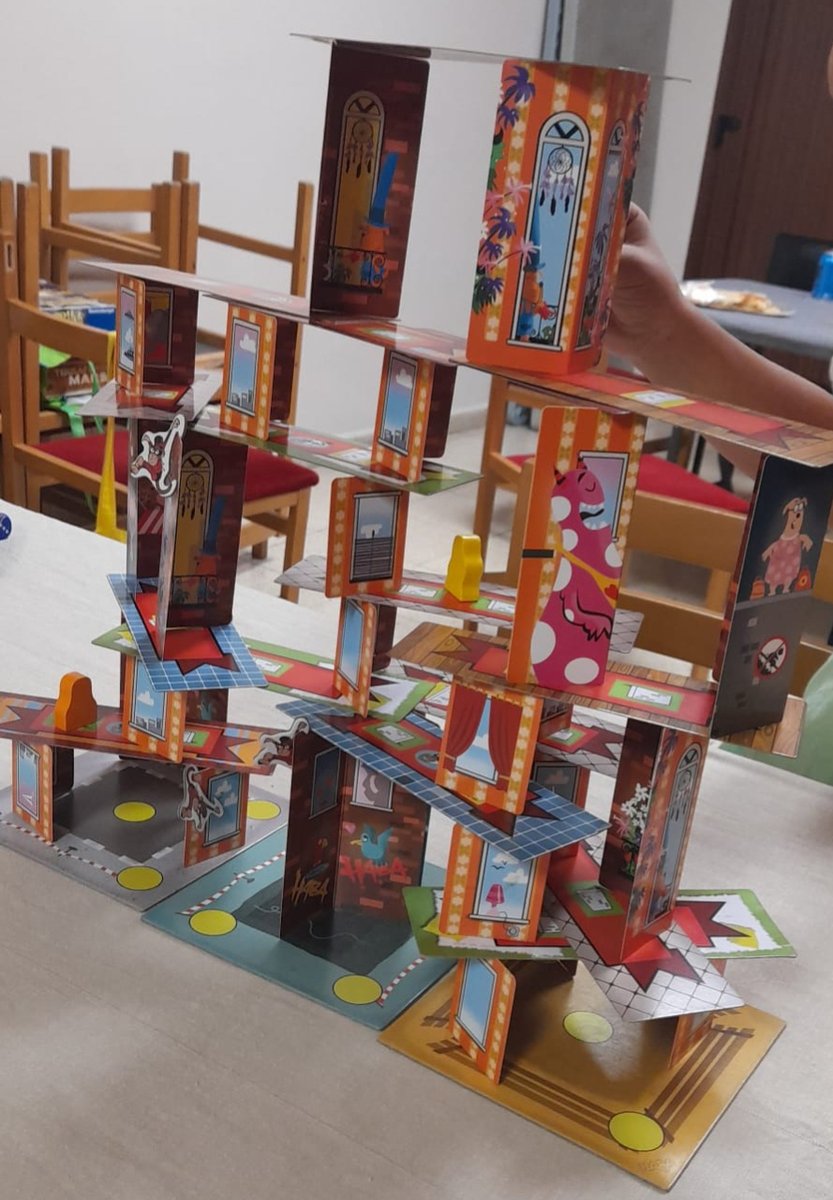 Aquesta setmana podríem destacar el “Heat: Pedal to the Metal”, “Alquimistas” o el “Skull” entre molts d’altres, i és que ens vam ajuntar una bona colla i hi havia vàries taules. Però millor destaquem un dels preferits dels més petits, i no tant petits, “Rhino Hero: Super Battle”