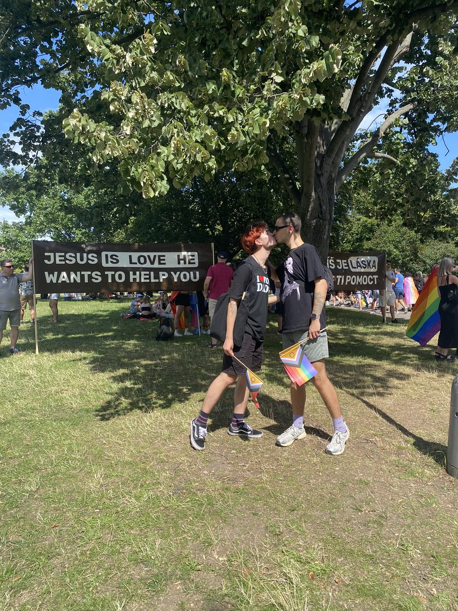 filip_kr's tweet photo. Když už tam ty delusional queens udělaly takovej hezkej fotokoutek ☺️💖 #praguepride https://t.co/XTJlEYYbzZ