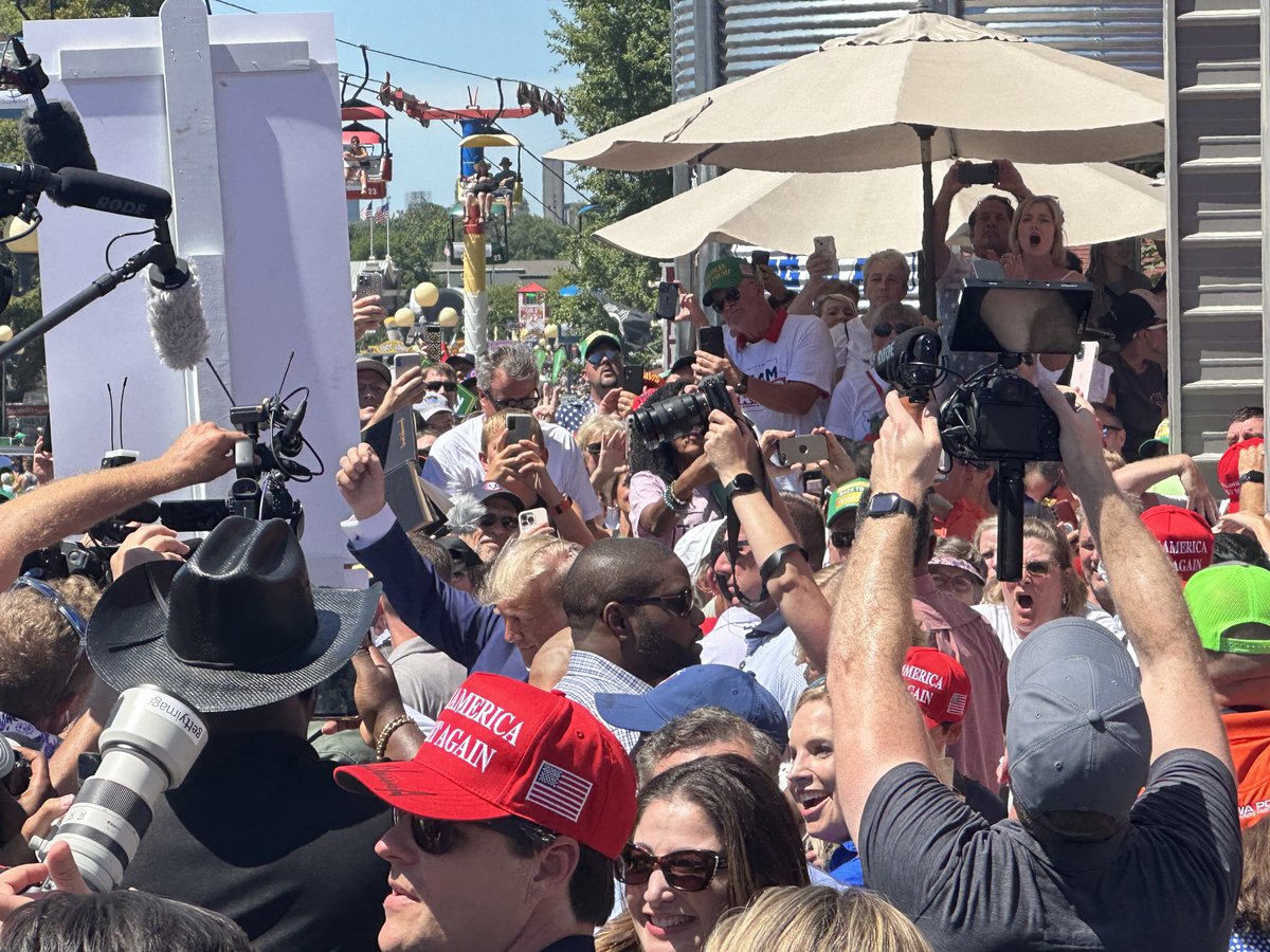 JasonMiller's tweet photo. President Trump pumps his fist to chants of U-S-A! U-S-A! 🇺🇸 https://t.co/MvnqH3vMWq
