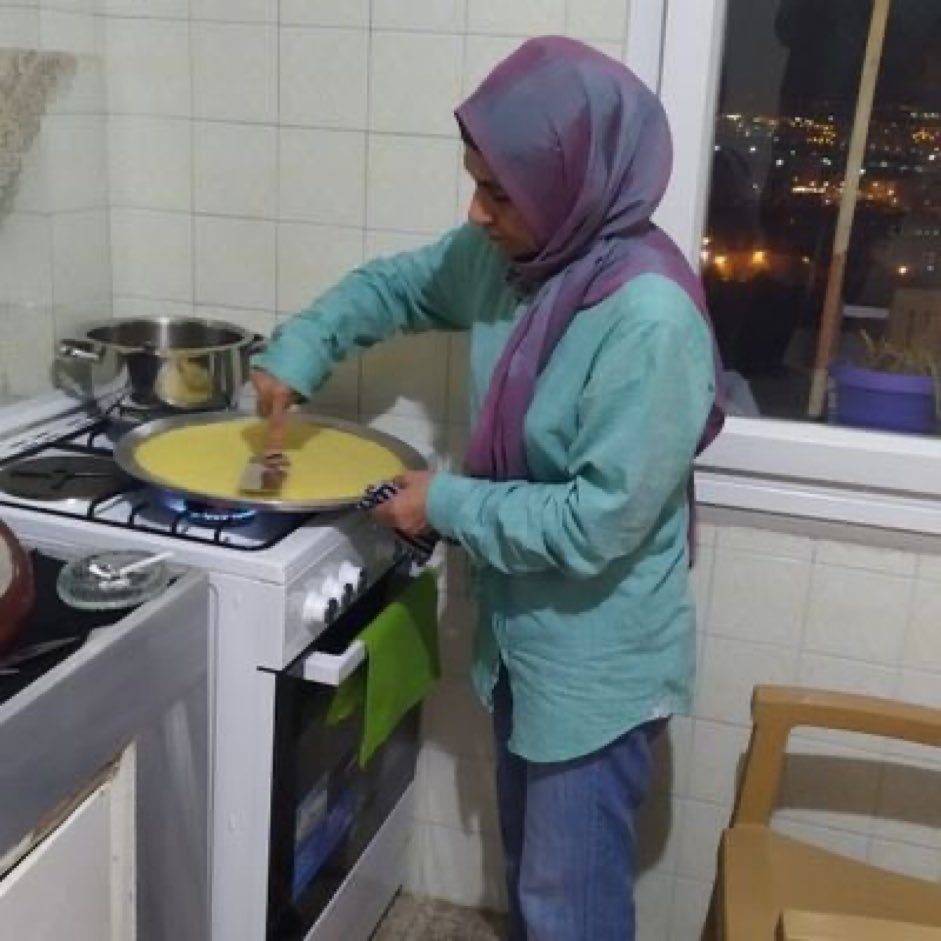 TutsakBebekler's tweet photo. İZMİR

Kübra Demir, kendi halinde bir ev hanımı. Cadı avı neticesinde 24 Aralık 2021'den beri cezaevinde.

En güzel yılları annesiz geçen 4 evladı hasretle annelerini bekliyor. Cezaevi hayatlarının bir parças�� oldu.

@SuzanSahin1881

MustafaTürke TarihiZulüm https://t.co/Agr8x4T7rs