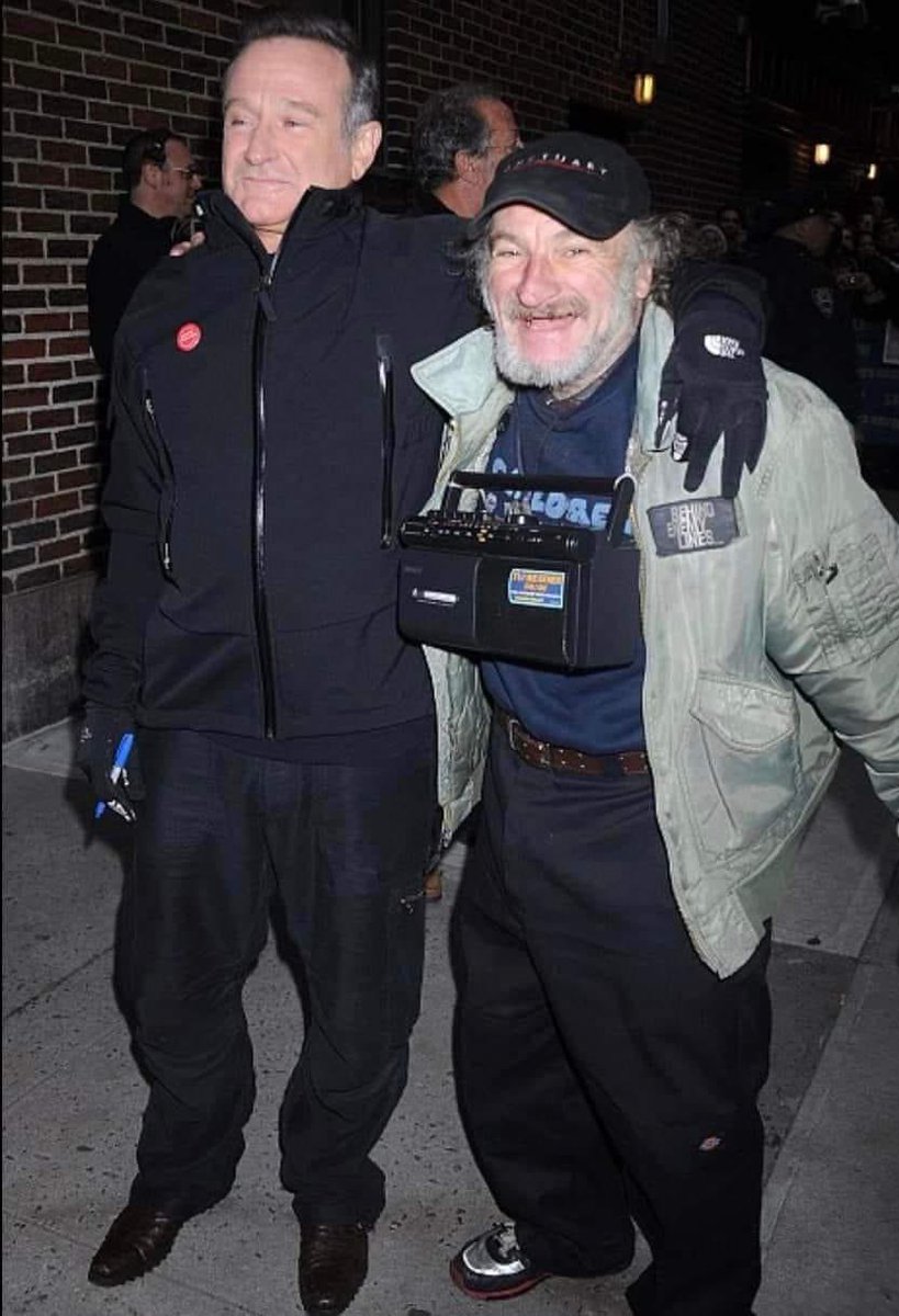 Se cumplieron 9 años del fallecimiento de Robin Williams. Nunca olvidaremos que por cada película que filmaba solicitaba a la productora que contratara mínimo a 10 personas en situación de la calle para que tuvieran trabajo, en su carrera ayudó alrededor de 1520 personas sin…