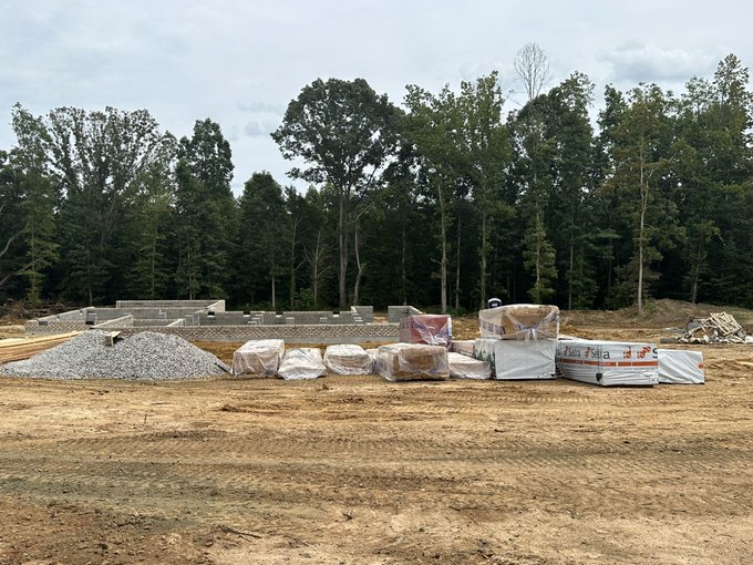 Patiently waiting for my farmhouse 🏜️ https://t.co/M1HUdj7xNo